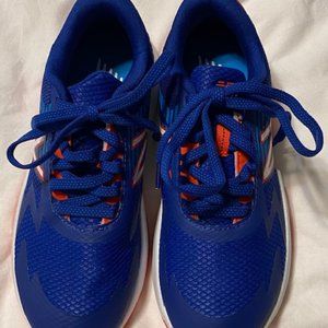 Boys Size 2.5 New Balance Sneakers - New without t